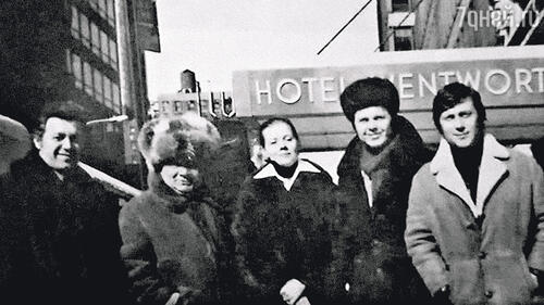 «На Олимпиаде в Лейк-Плэсиде Леонов был в огромной лисьей шапке. Один полицейский предложил ему за нее 50 долларов. Леонов отказался, а потом сокрушался: «Я бы на Брайтоне дубленку жене купил»  Иосиф Кобзон, Евгений Леонов, Людмила Сенчина, Лев Лещенко, Владимир Винокур. 1980 г.