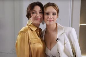 Кому идет больше? Климову с дочкой засняли в одинаковых платьях на премии