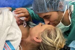 Энрике Иглесиас и Анна Курникова впервые показали своего новорожденного ребенка