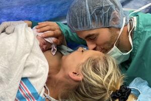 Энрике Иглесиас и Анна Курникова впервые показали своего новорожденного ребенка