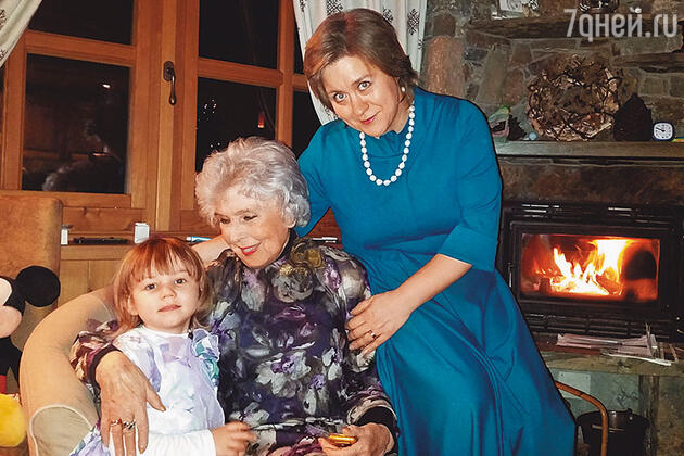 Вера Васильева c крестницей Дарьей и&nbsp;внучкой Светланой 
