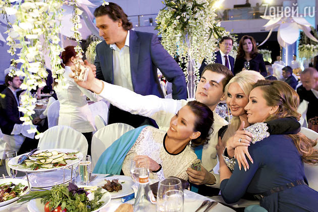 Ирина Слуцкая, Дмитрий Борисов, Лера Кудрявцева и Анфиса Чехова делают фото со свадьбы для соцсетей