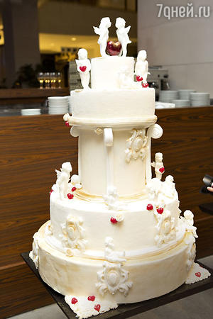 Свадебный торт выглядел как произведение искусства...  