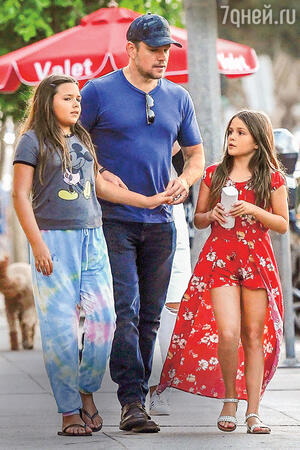 Мэтт Дэймон с дочерьми Джией и Стеллой Мэтт Дэймон с дочерьми Джией и Стеллой