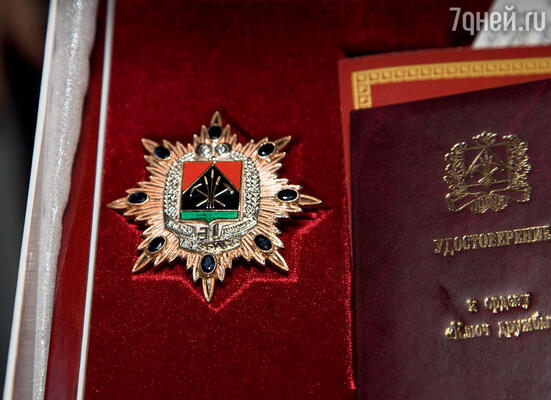 Золотой орден, усыпанный драгоценными камнями, вручили актрисе от губернатора Кемеровской области