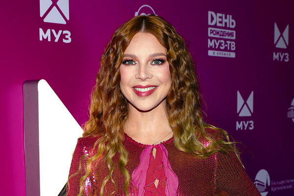 Назад, в 80-е: фуксия, бананы, широкие плечи и пояса на бедрах