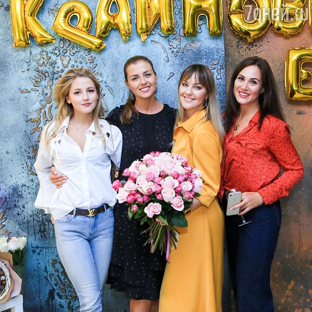 Яна Крайнова с однокурсницами Анной Михайловской, Евгенией Лаповой и Анастасией Марининой Яна Крайнова с однокурсницами Анной Михайловской, Евгенией Лаповой и Анастасией Марининой