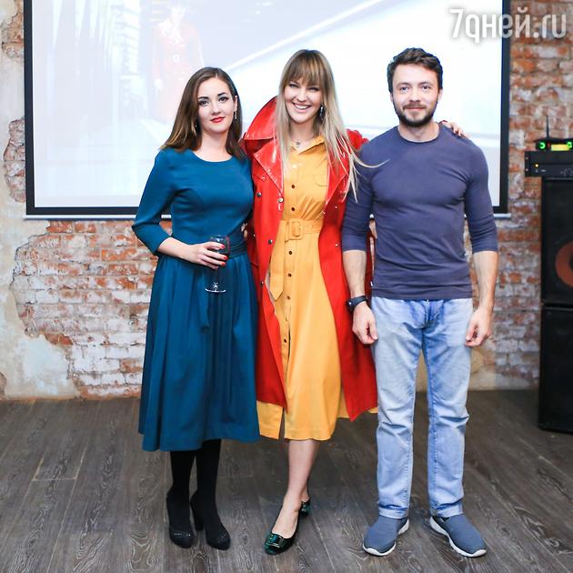 Яна Крайнова и создатели клипа Валентина Лукащук и Юрий Орлов Яна Крайнова и создатели клипа Валентина Лукащук и Юрий Орлов