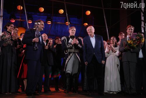 Марк Захаров получает почетный приз «Хрустальная Турандот» от Бориса Беленького