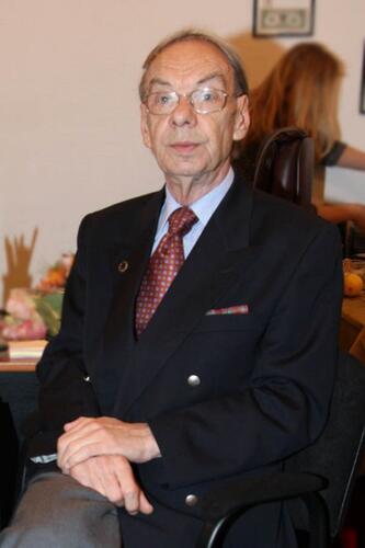 У 85-летнего Алексея Баталова отбирают дом 
