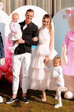 Дмитрий Тарасов и Анастасия Костенко с детьми - фото Дмитрий Тарасов и Анастасия Костенко с детьми - фото