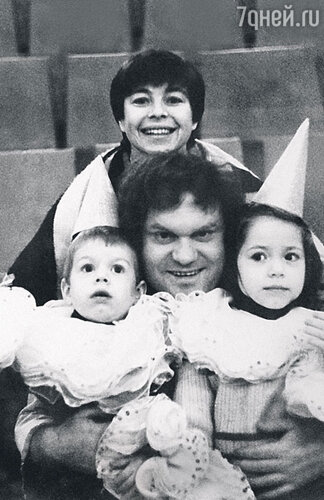 С женой, сыном Владимиром и дочкой Катей. 1985 г.