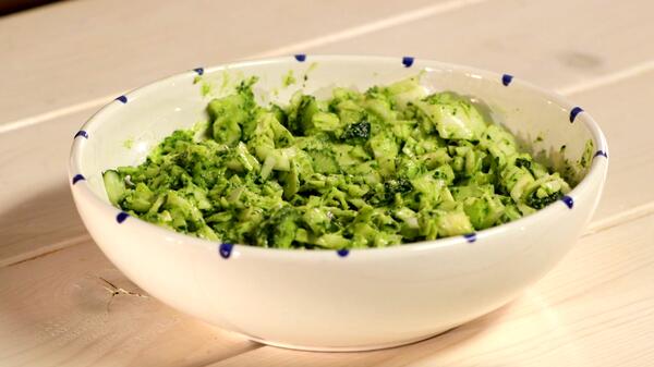 Витаминный салат из капусты, огурцов и авокадо: рецепт от Сергея Малоземова