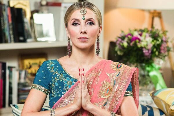 Светлана Бондарчук отметила день рождения с перьями на голове