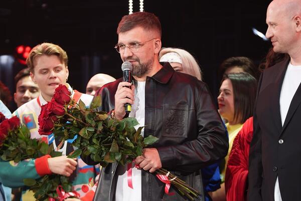 Сделал предложение руки и сердца: Баста удивил зрителей на мюзикле «Любовь без памяти»