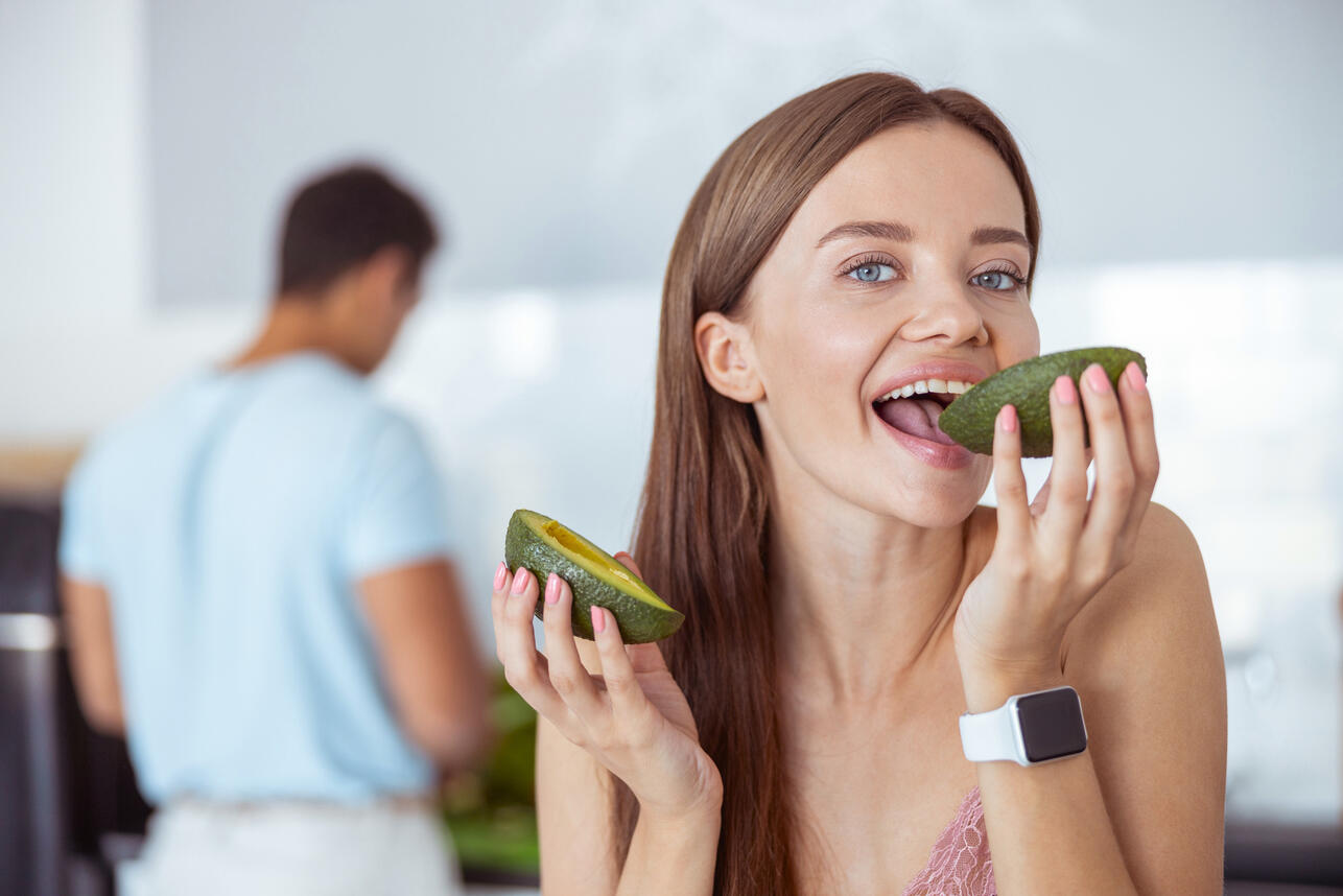 Девушка ест авокадо для секса