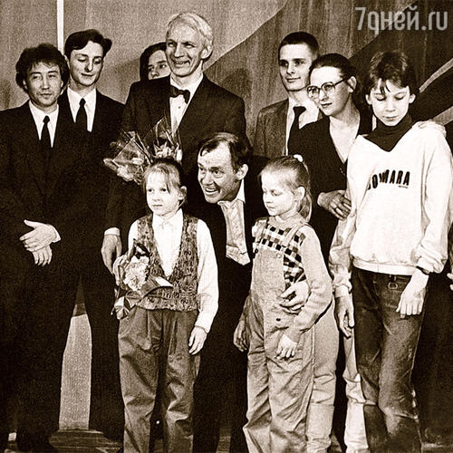 С отцом и его братом — народным артистом Владимиром Носиком, двоюродными сестрами Дашей и Катей — они тоже стали актрисами. А также с дядиной женой Леной и его сыном Тимофеем (крайний справа), трагически погибшим в Кармадонском ущелье со съемочной группой Сергея Бодрова-младшего