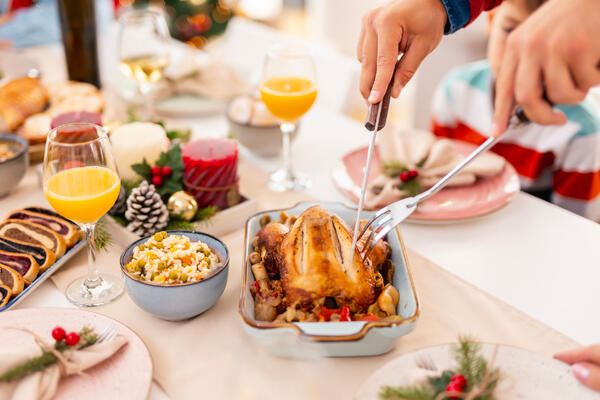 Диетолог рассказала, что 31 декабря перед застольем важно поесть днем