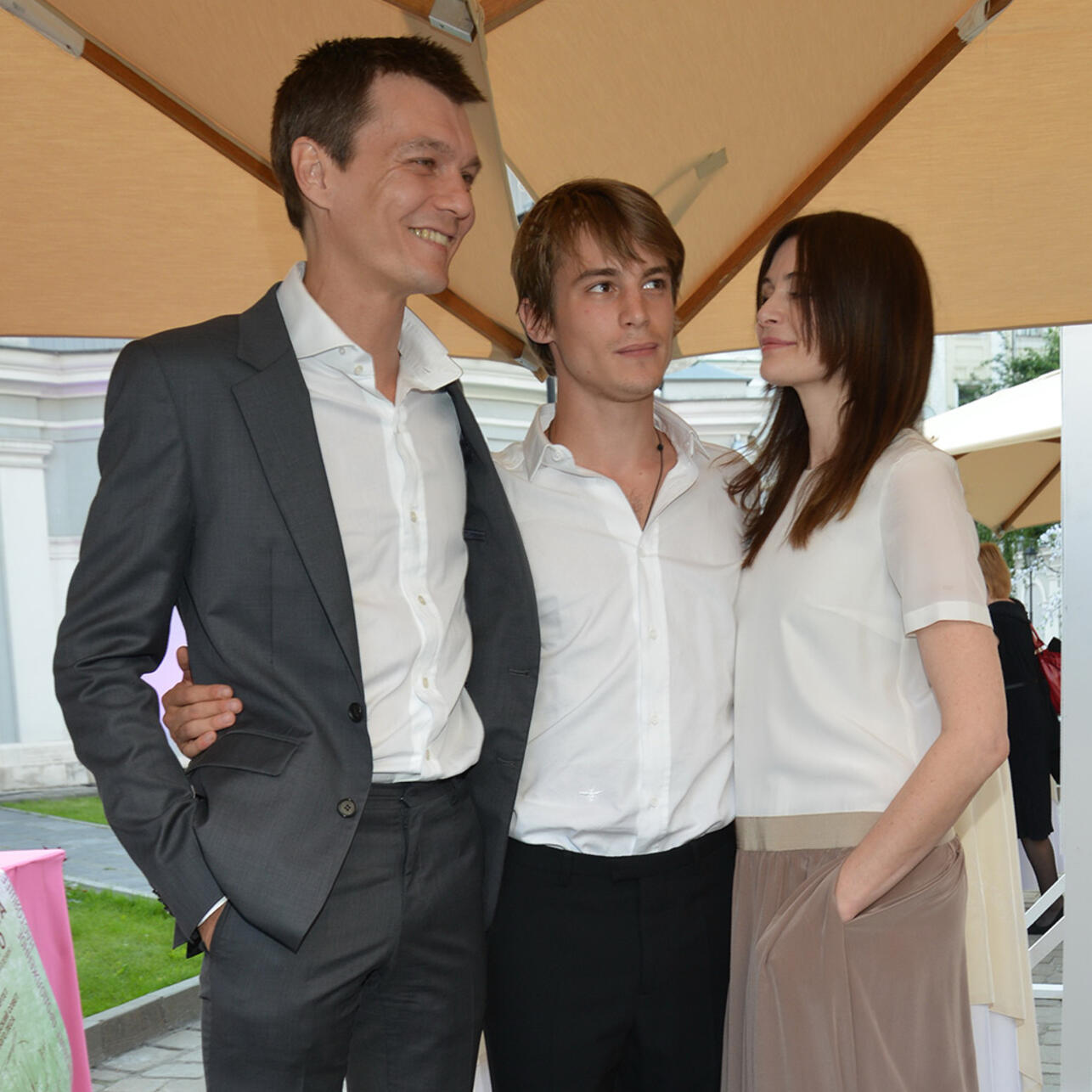 Филипп Янковский с женой Оксаной Фандерой и сыном Иваном вместе