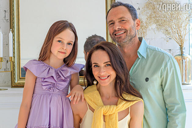 Анна Снаткина мужем и дочкой 