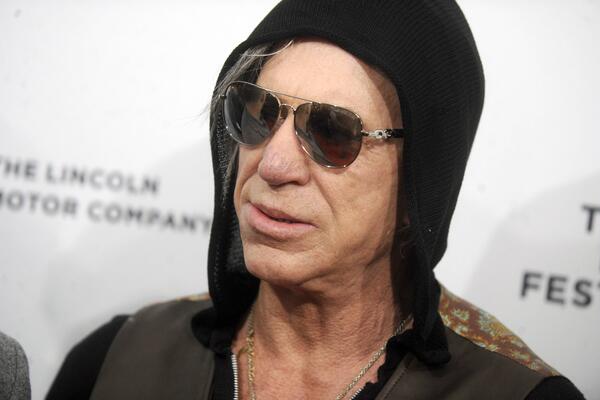 Обезображенный и бездомный Микки Рурк не хочет возвращаться к работе