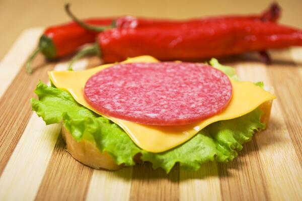 Гастроэнтеролог призвал отказаться от бутербродов с сыром, колбасой и майонезом