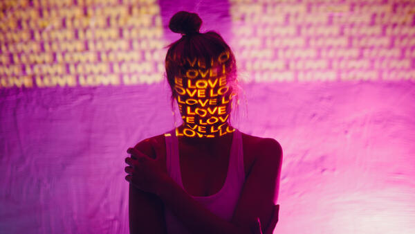 Психолог рассказала, что такое эмоциональный голод и как его отличить от любви