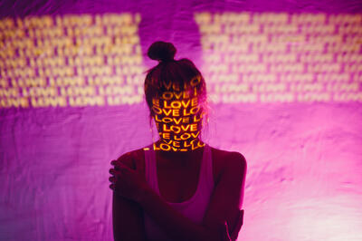 Психолог рассказала, что такое эмоциональный голод и как его отличить от любви