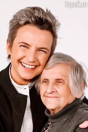 Светлана Сурганова с приемной мамой - фото