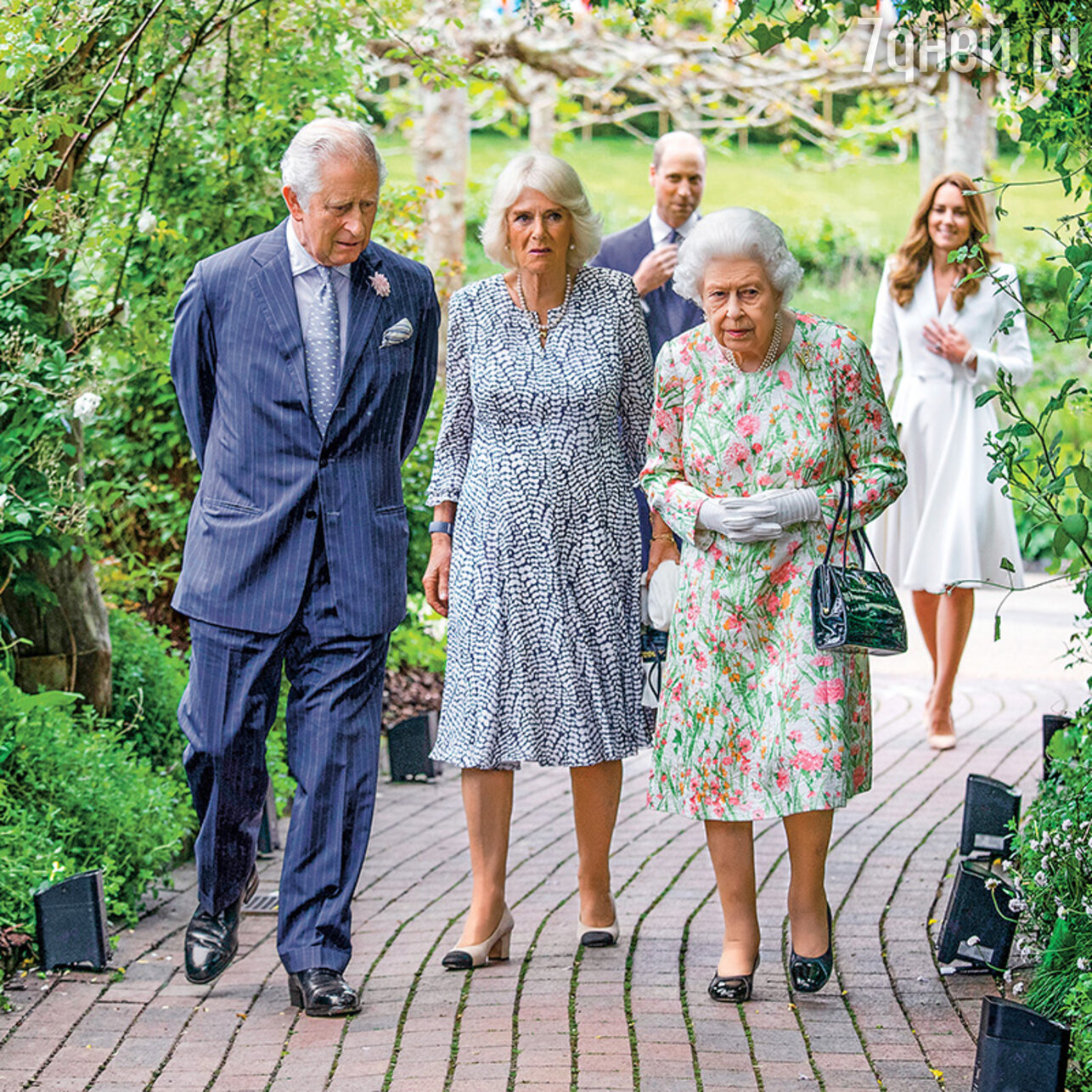 Принц Чарльз с женой Камиллой, Елизавета II, принц Уильям с женой Кэтрин
