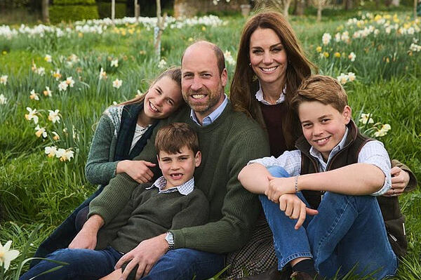 Выглядит знакомо? Раскрыта тайна новой рождественской открытки семейства Кейт Миддлтон