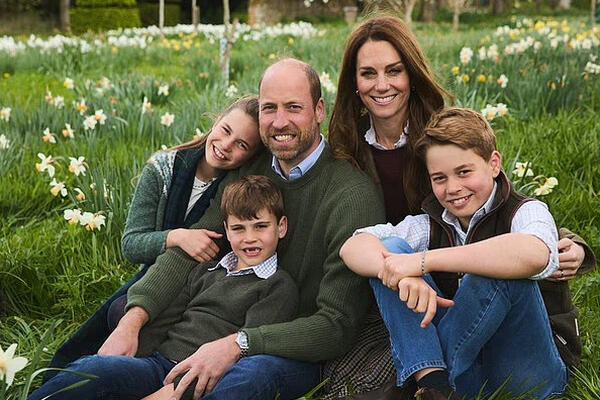 Выглядит знакомо? Раскрыта тайна новой рождественской открытки семейства Кейт Миддлтон