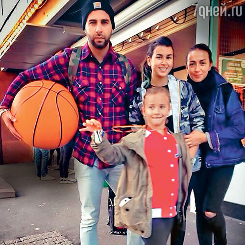 Иван с женой Натальей, их 7-летней дочерью Ниной и дочерью жены от первого брака 15-летней Эрикой