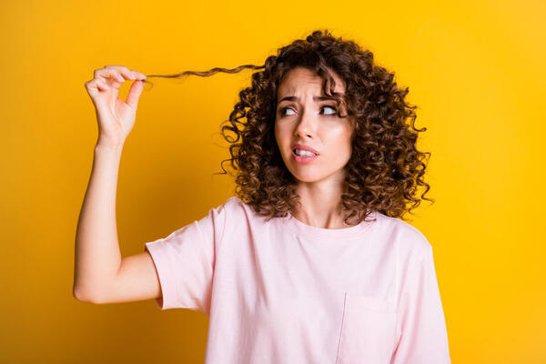 Как выпрямить волосы без утюжка: советы тем, кто не хочет использовать ни фен, ни плойку
