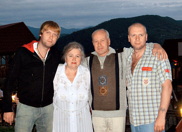 С мамой Галиной Григорьевной, отцом Юрием Венедиктовичем и братом Дмитрием. 2007 г.