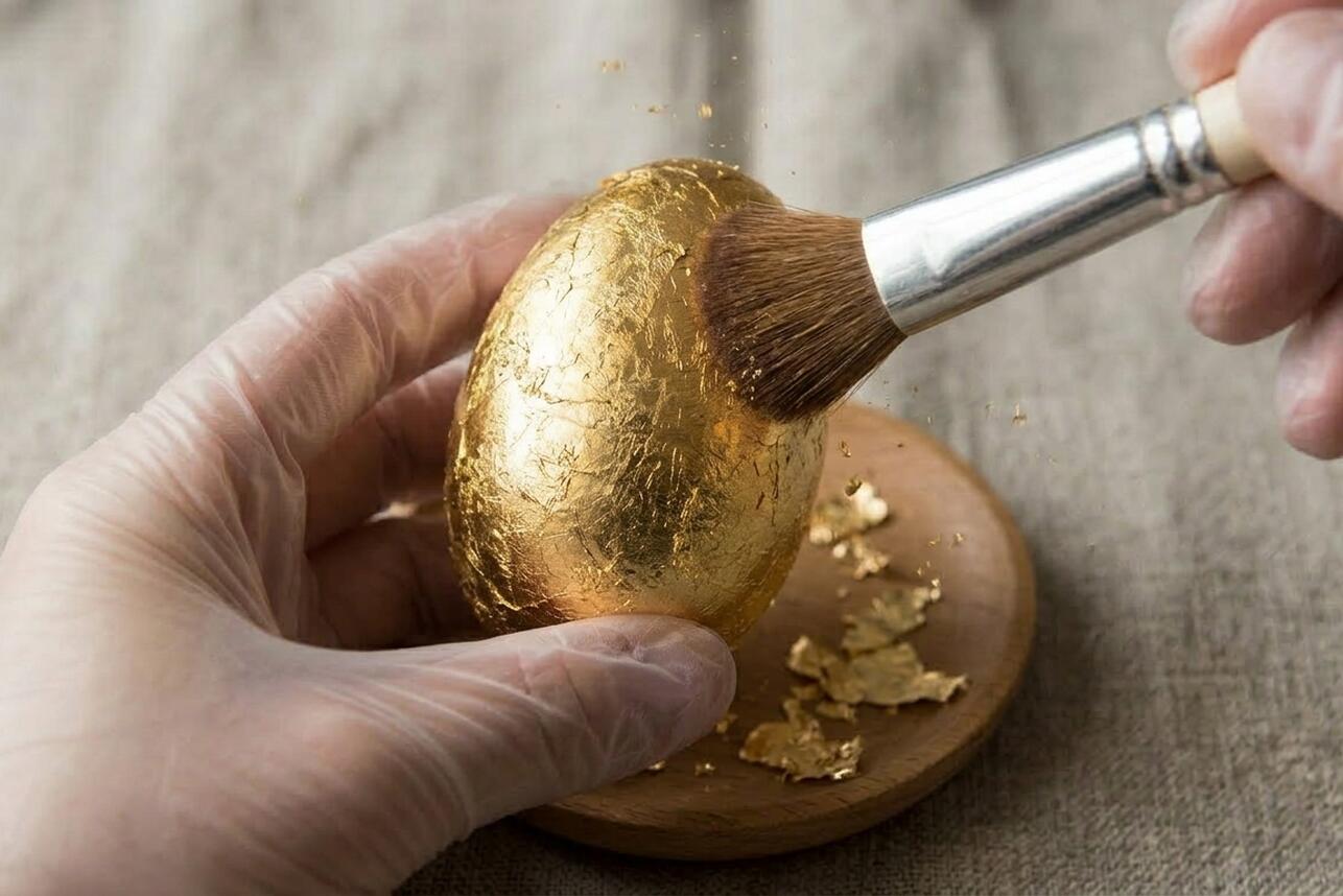 Пасхальное яйцо в технике золочения поталью