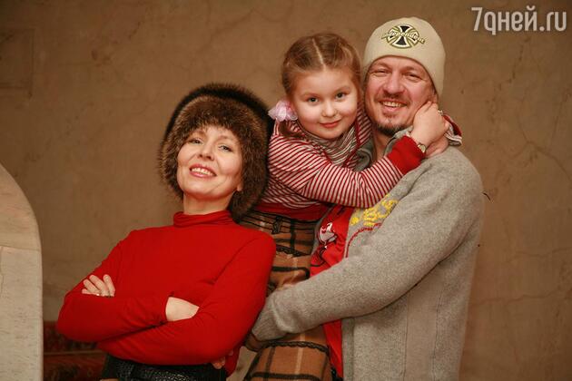 Ольга Кормухина с мужем Алексеем Беловым и дочкой фото