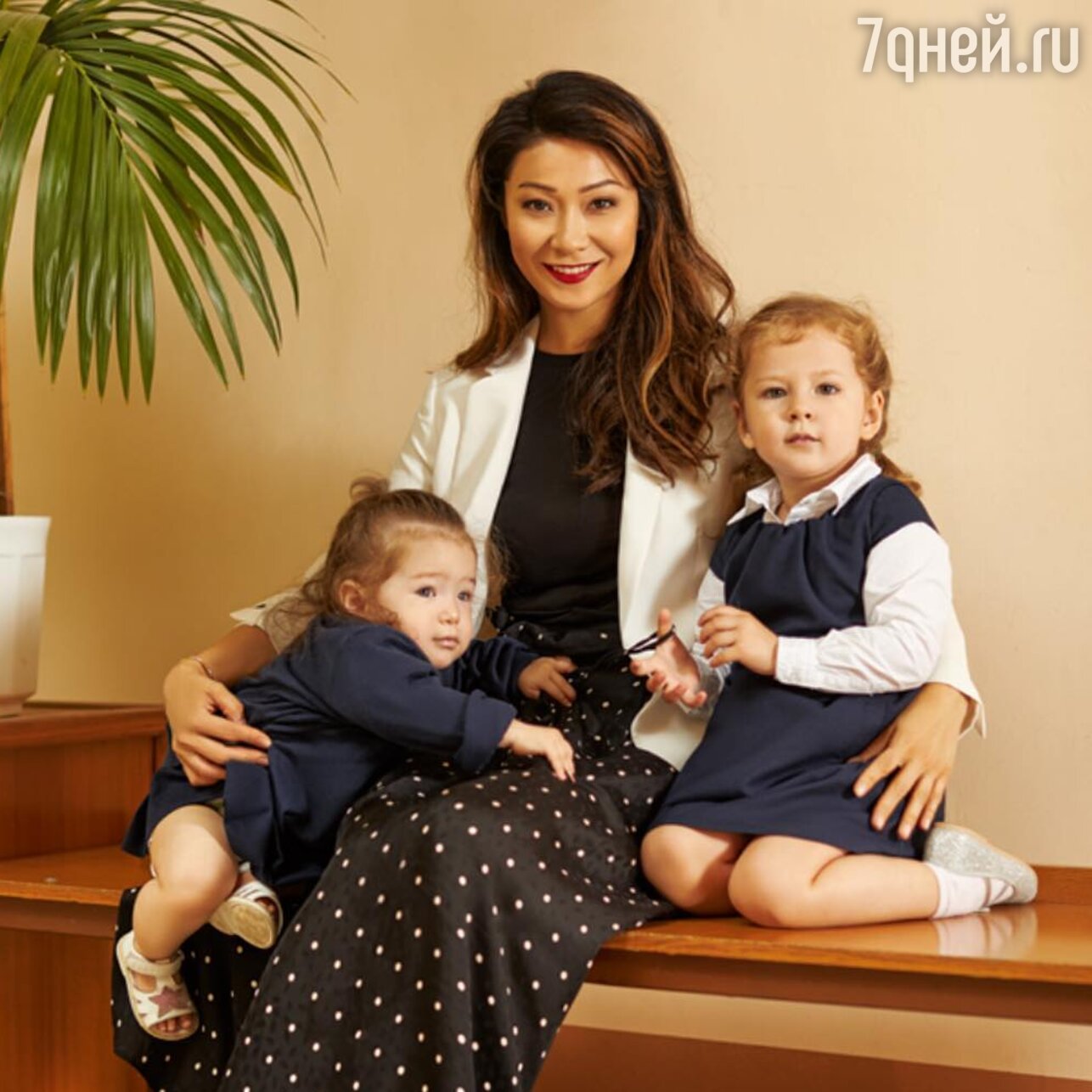 Марина Ким с двумя дочками Дариной и Брианой