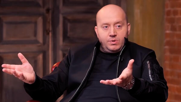 Бурунов передумал вести возлюбленную в ЗАГС — «совсем не подарок»