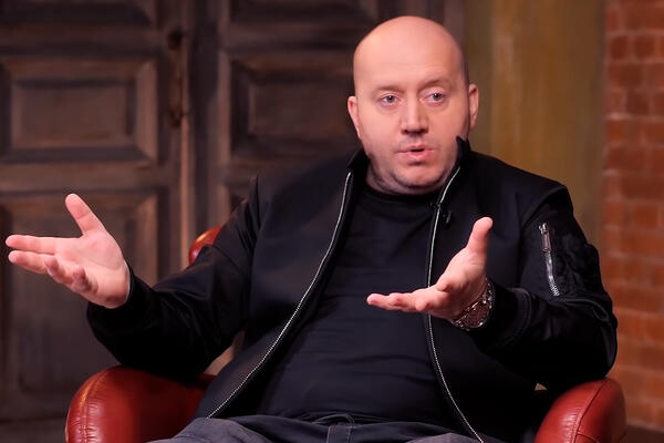 Бурунов передумал вести возлюбленную в ЗАГС — «совсем не подарок»