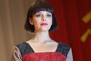 Звезда сериала «Красная королева» раскрыла секрет идеальной осанки
