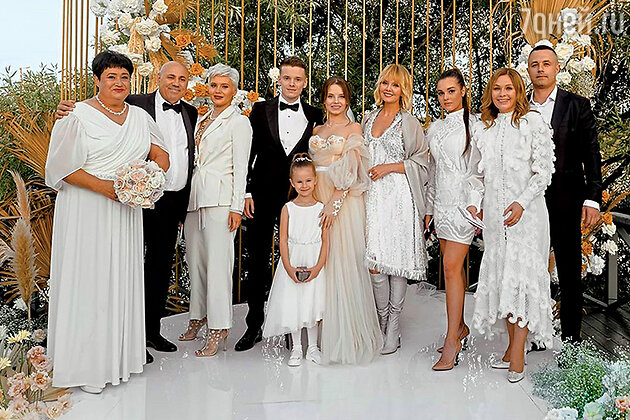 Валерия с дочерью Анной, Иосифом Пригожиным и родственниками невесты на свадьбе сына Арсения Шульгина и Лианы Волковой