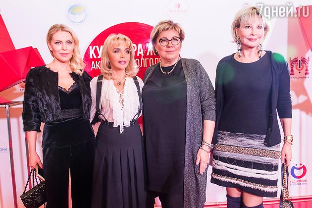 Даша Михалкова, Екатерина Диброва, гостья вечера и Татьяна Ведененва Даша Михалкова, Екатерина Диброва, гостья вечера и Татьяна Ведененва