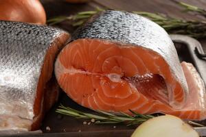 Вы выбрасываете в лососе самое вкусное: распространенный миф лишает рыбу ценных веществ