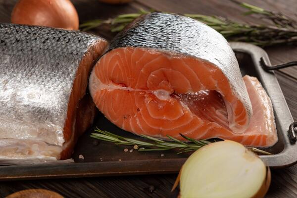 Вы выбрасываете в лососе самое вкусное: распространенный миф лишает рыбу ценных веществ