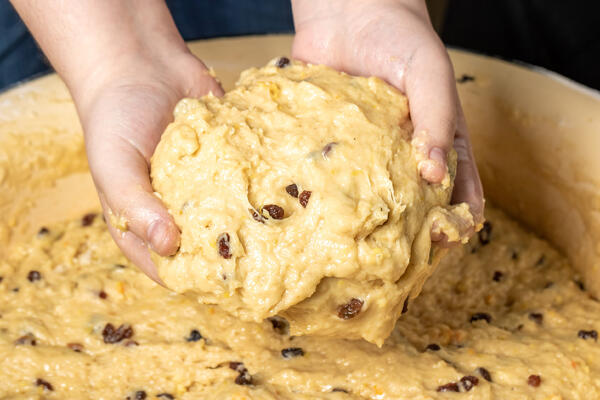 Миска с кипятком или сливки: 5 способов спасти тесто для кулича, если оно не поднялось