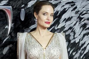 Стало известно, почему Анджелина Джоли затягивает завершение развода