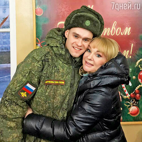 Сфотографировались на память: мама и я в военной форме. Один из последних наших снимков