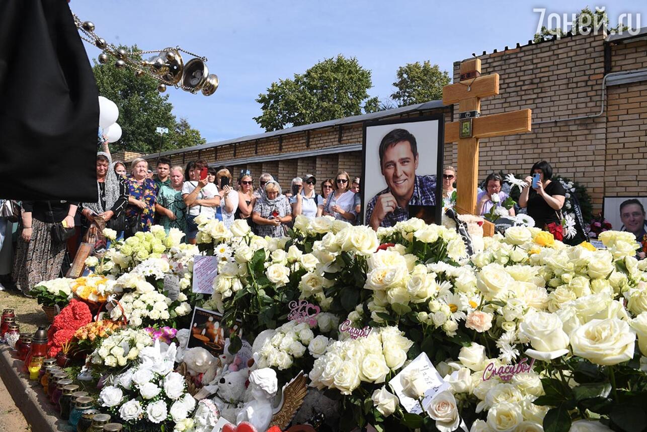 От чего умер юра шатунов причина. Могила Юрия Шатунова на Троекуровском кладбище. Могила Юры Шатунова.