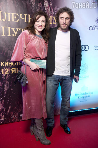 Порно: бір топ қара жігіттер мен бір балапан Достар бір-бірінің жетілген анасын трахает етті